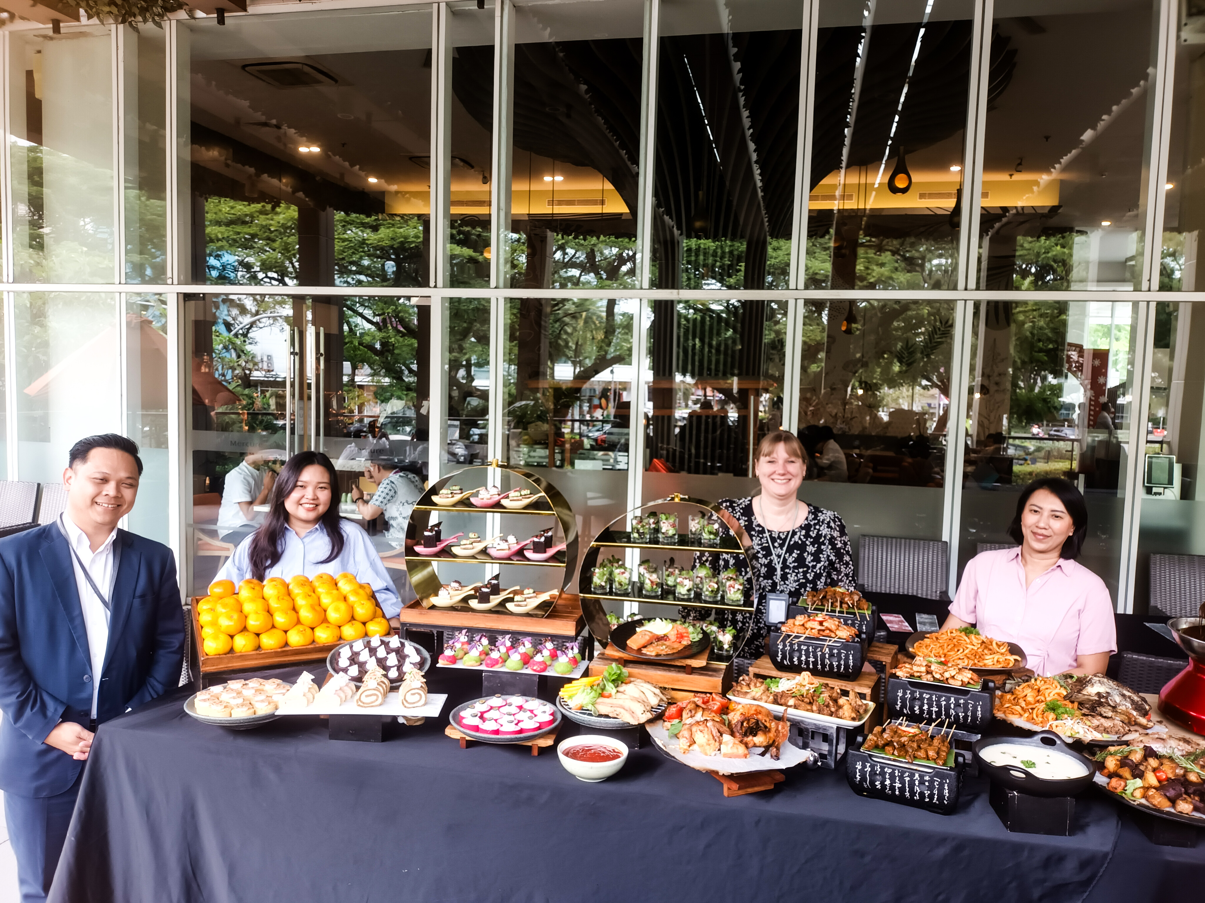 Pimpinan dan tim Mercure Serpong Alam Sutera berfoto bersama menampilkan sajian spesial New Year’s Eve Dinner “Galactic Glow”. (tangselpos.id/lim)