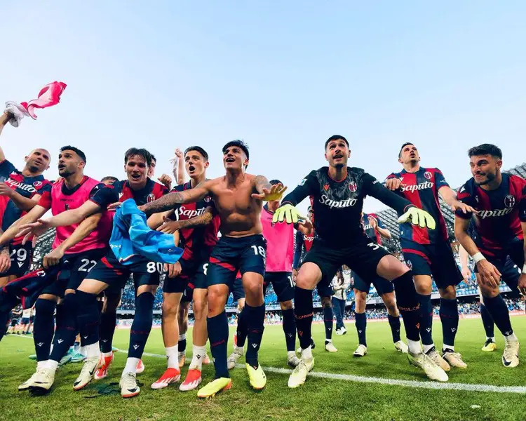 Selebrasi skuad Bologna usai memastikan maju ke perempat final Coppa Italia 2025/2026. Foto : Ist