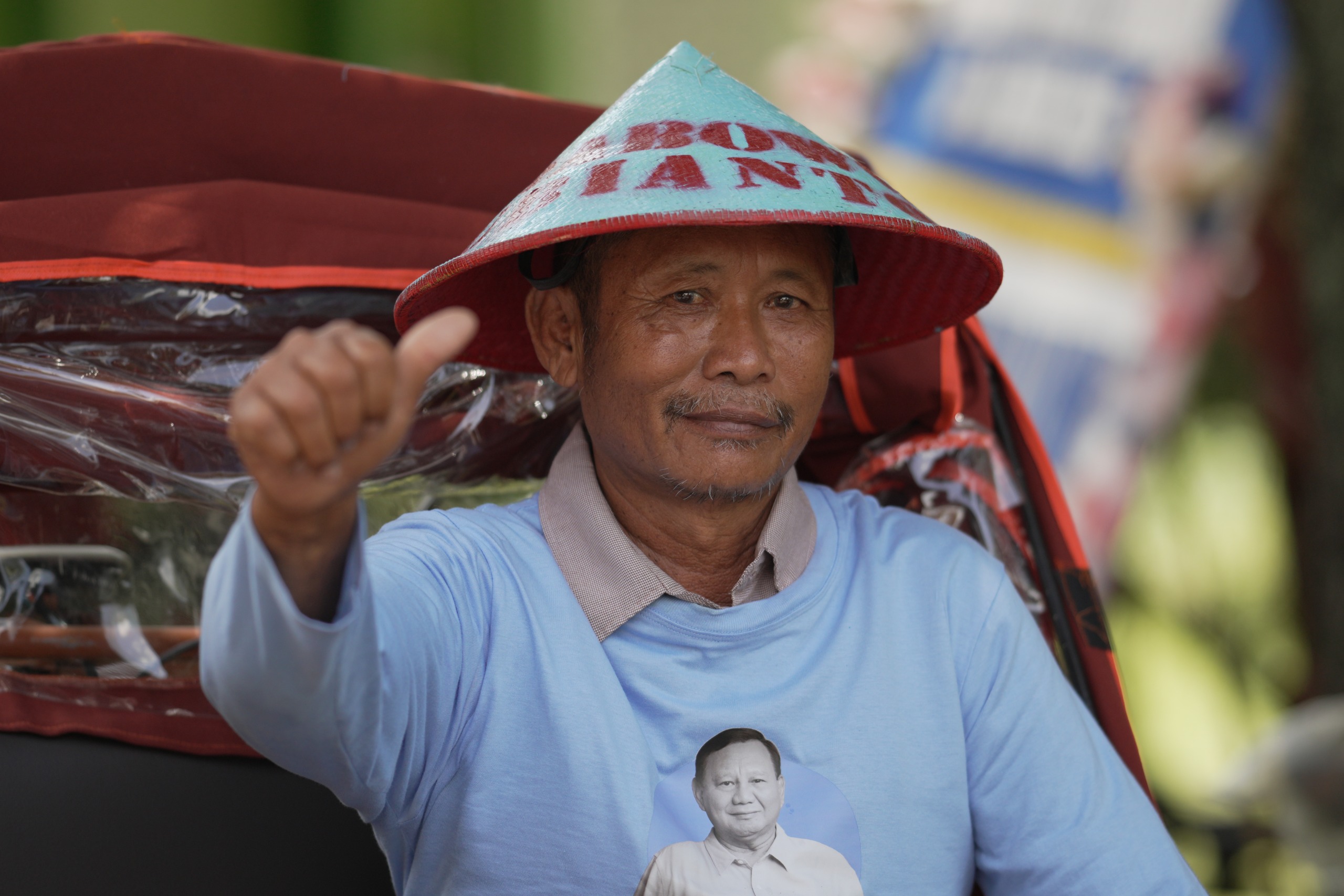Sali (68) warga Blora yang menerima bantuan becak listrik. Foto : Tim Media Presiden