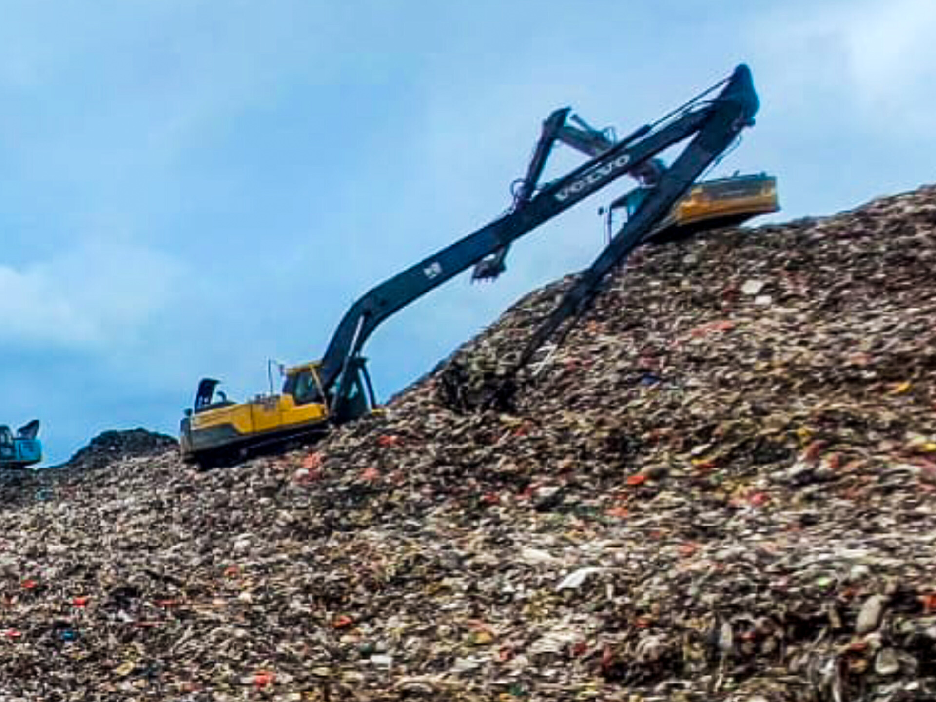 Alat berat beroperasi di lokasi tempat pembuangan akhir (TPA). (Ist)