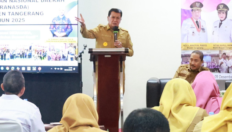 Bupati Tangerang, Moch. Maesyal Rasyid, saat membuka rapat evaluasi Dewan Kerajinan Nasional Daerah (Dekranasda) Kabupaten Tangerang tahun 2025 di salah satu hotel di Kewcamatan Karawaci, Selasa (9/12).