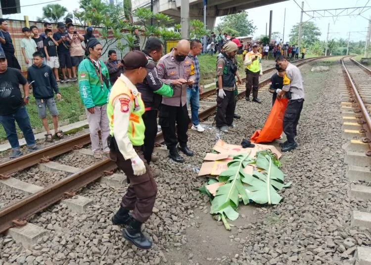 Jasad korban tertabrak kereta di Stasiun Cisauk. Foto : Ist