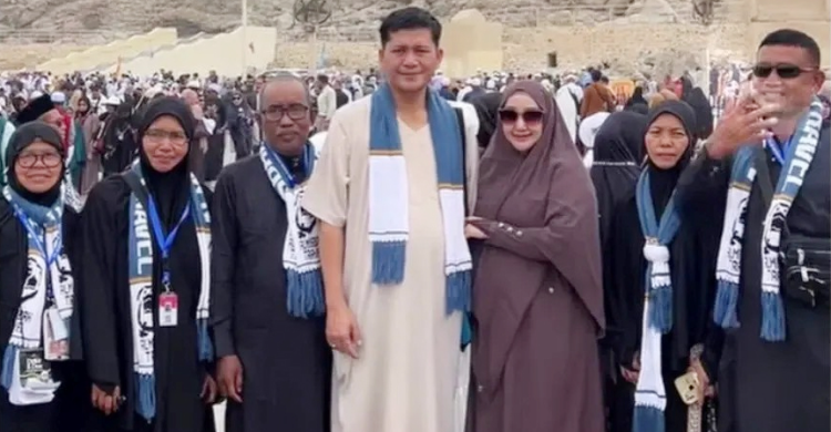 Bupati Aceh Selatan Mirwan MS dan Istri saat Umrah. Foto : Ist