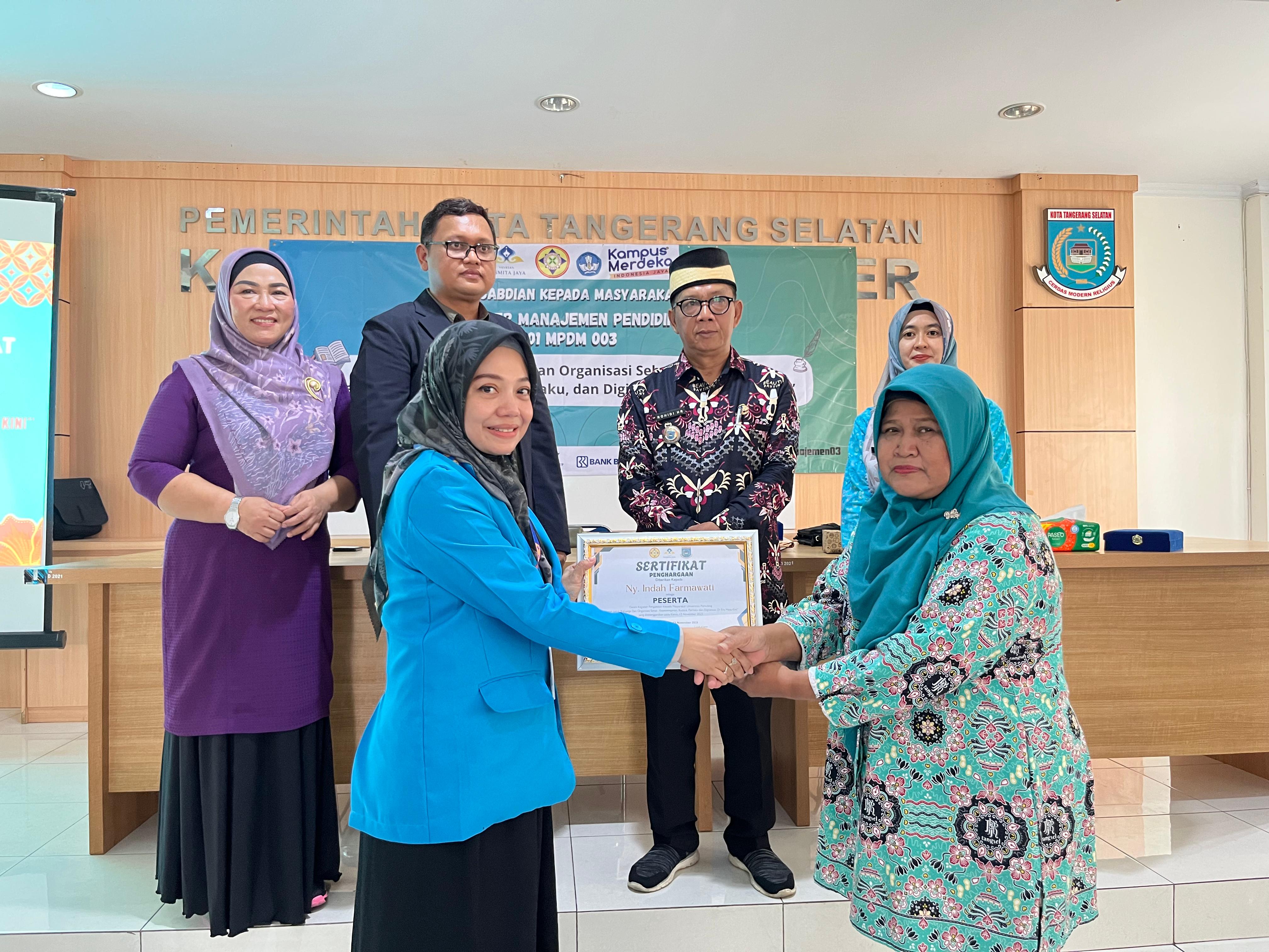 Peserta menerima sertifikat pada program Pengabdian Masyarakat yang menekankan perilaku peduli dan OCB di Tangsel. (Dok.Herlin)