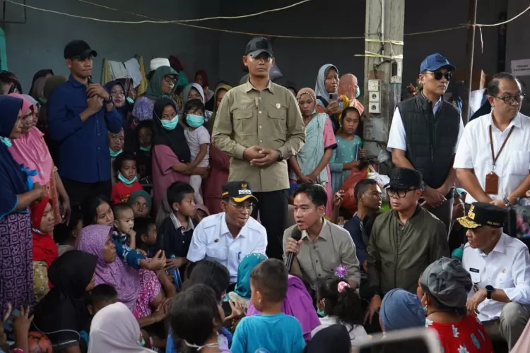 Wapres Gibran saat berdialog dengan pengungsi di Kabupaten Agam. Foto ; Ist