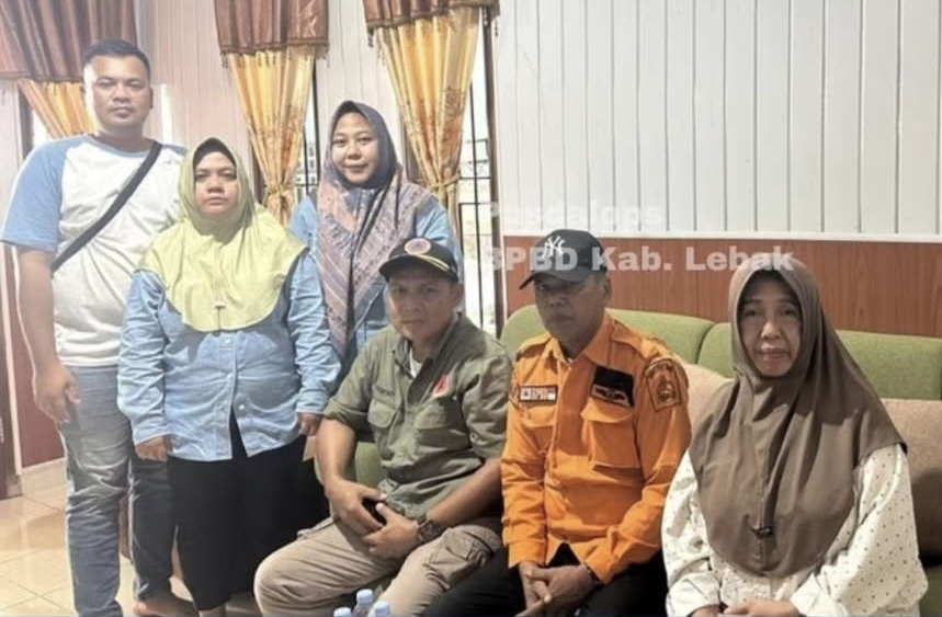Empat orang warga Kabupaten Lebak yang terjebak banjir bandang di Provinsi Aceh, sedang foto bersama dengan pihak BPBD Lebak, usai sampai di kediamannya, Minggu (7/12).