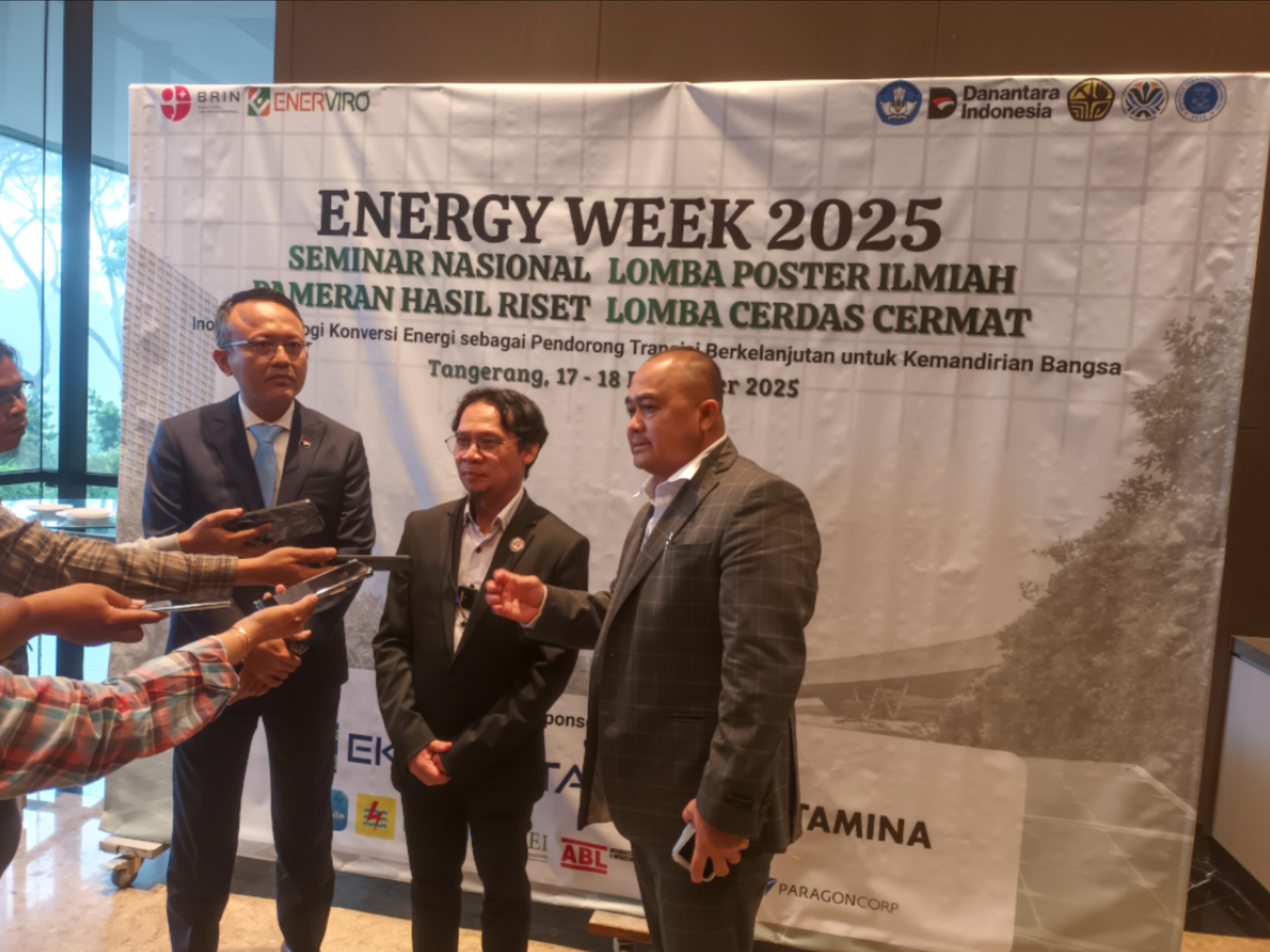 (ki-ka) Managing Director Industrialization & CTO Danantara Ardi Muawin, Kepala Organisasi Riset Energi dan Manufaktur BRIN Prof. Cuk Supriyadi Ali Nandar, serta Kepala Pusat Riset Teknologi Konversi Energi BRIN Tata Sutardi saat memberikan keterangan pers pada Energy Week 2025 di ibis Styles Serpong BSD City, Tangerang, Rabu (18/12/2025). (tangselpos.id/lim)