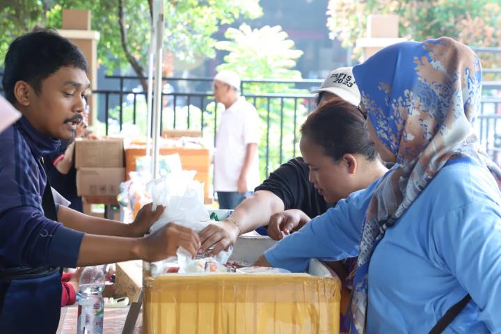 Warga berdatangan untuk belanja kebutuhan pangan pada program Gampang Sembako Murah On The Road, yang diselenggarakan di Kantor Kelurahan Karang Tengah, Kota Tangerang, Selasa (2/12).