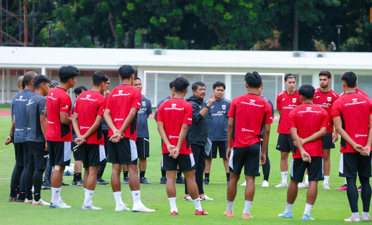 Indra Sjafrie dan pasukan Garuda Muda di SEA Games 2025. Foto : Ist