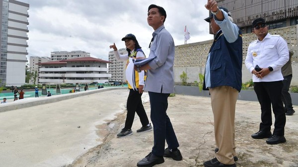 Wapres Gibran saat melihat progres pembangunan IKN didampingi Kepala Otorita IKN Basuki Hadimuljono  (celana coklat). Foto : Ist