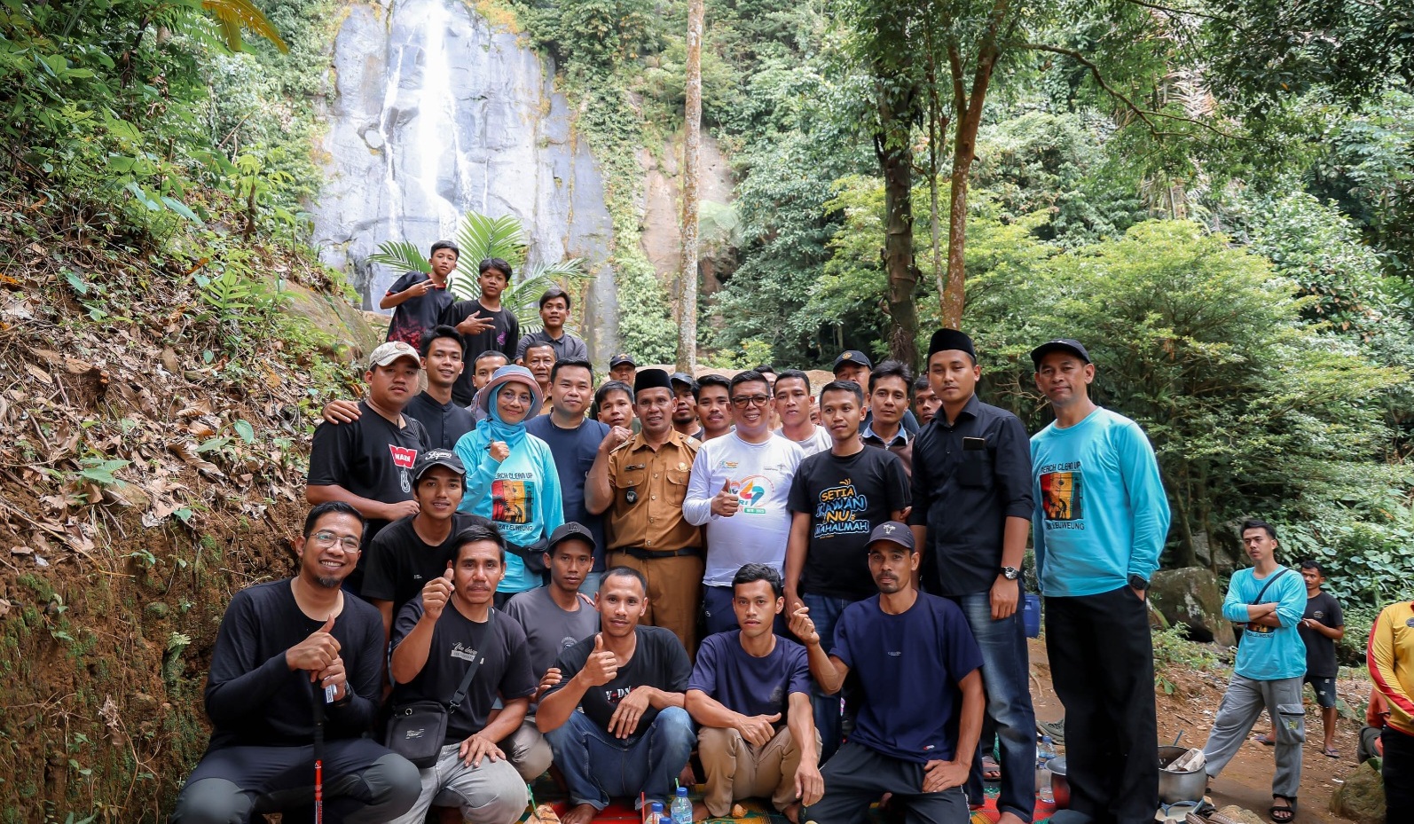 Gubernur Banten Andra Soni meninjau akses menuju kawasan wisata Curug Cimanggung di Desa Cinoyong, Kecamatan Carita, Kabupaten Pandeglang. Foto : Humas Pemprov