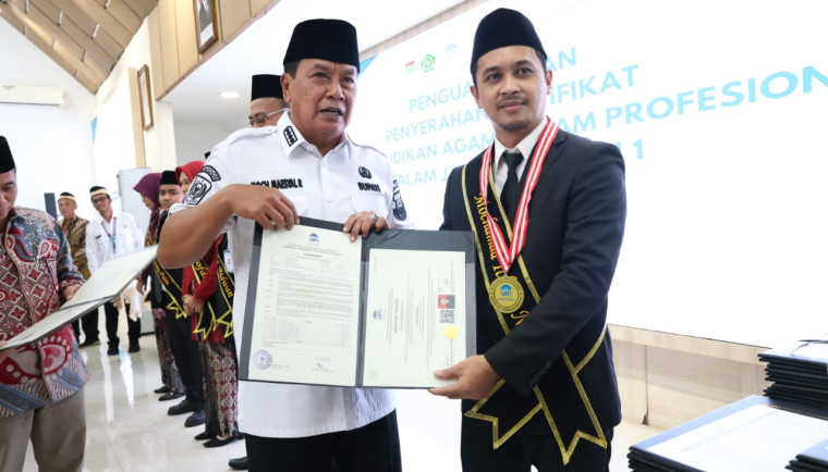 Bupati Tangerang Moch. Maesyal Rasyid secara simbolis menyerahkan Sertifikat Guru Pendidikan Agama Islam Profesional Dalam Jabatan Batch 1 Tahun 2025. Kegiatan berlangsung di Gedung Serba Guna (GSG) Pusat Pemerintah Kabupaten (Puspemkab) Tangerang pada Rabu (3/12).