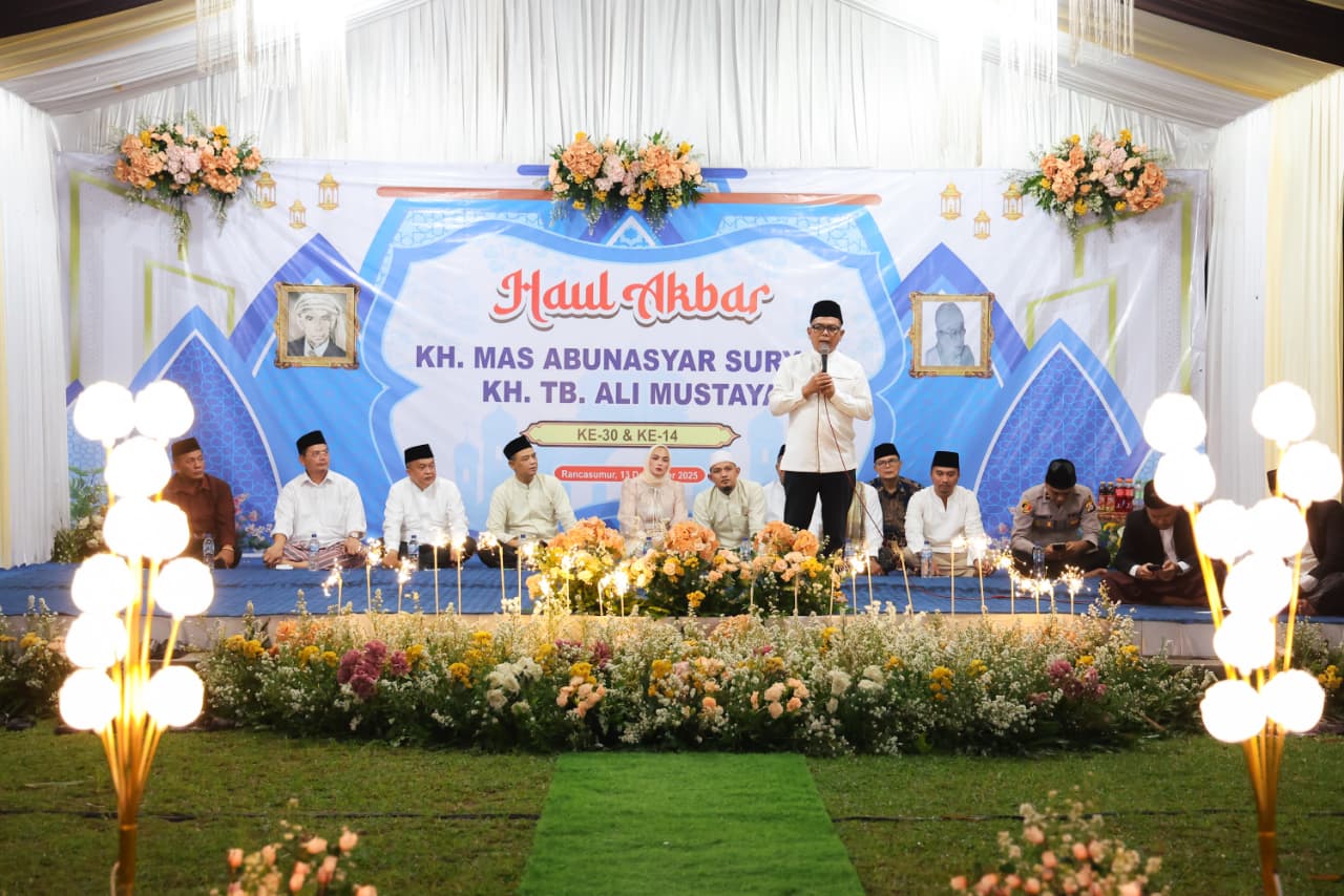 Gubernur Andra Soni saat menghadiri Haul KH Mas Abunasyar Surya dan KH Tubagus Ali Mustaya. Foto : Ist