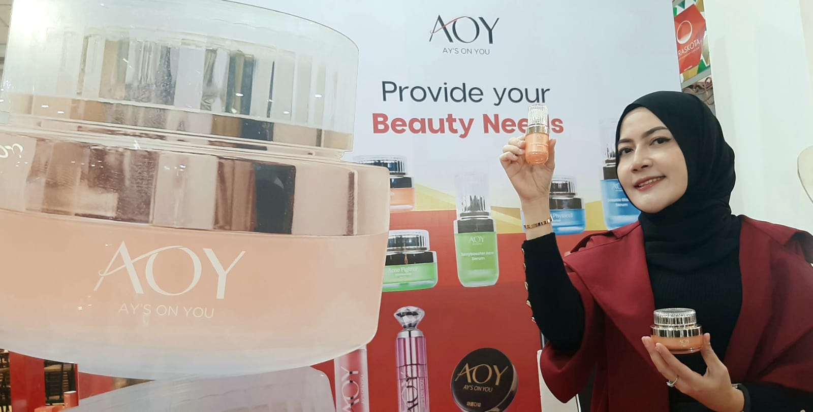 Pendiri Skincare AOY Agriana Yudhayanty saat menunjukkan beberapa contoh produk skincare. Foto : Ist