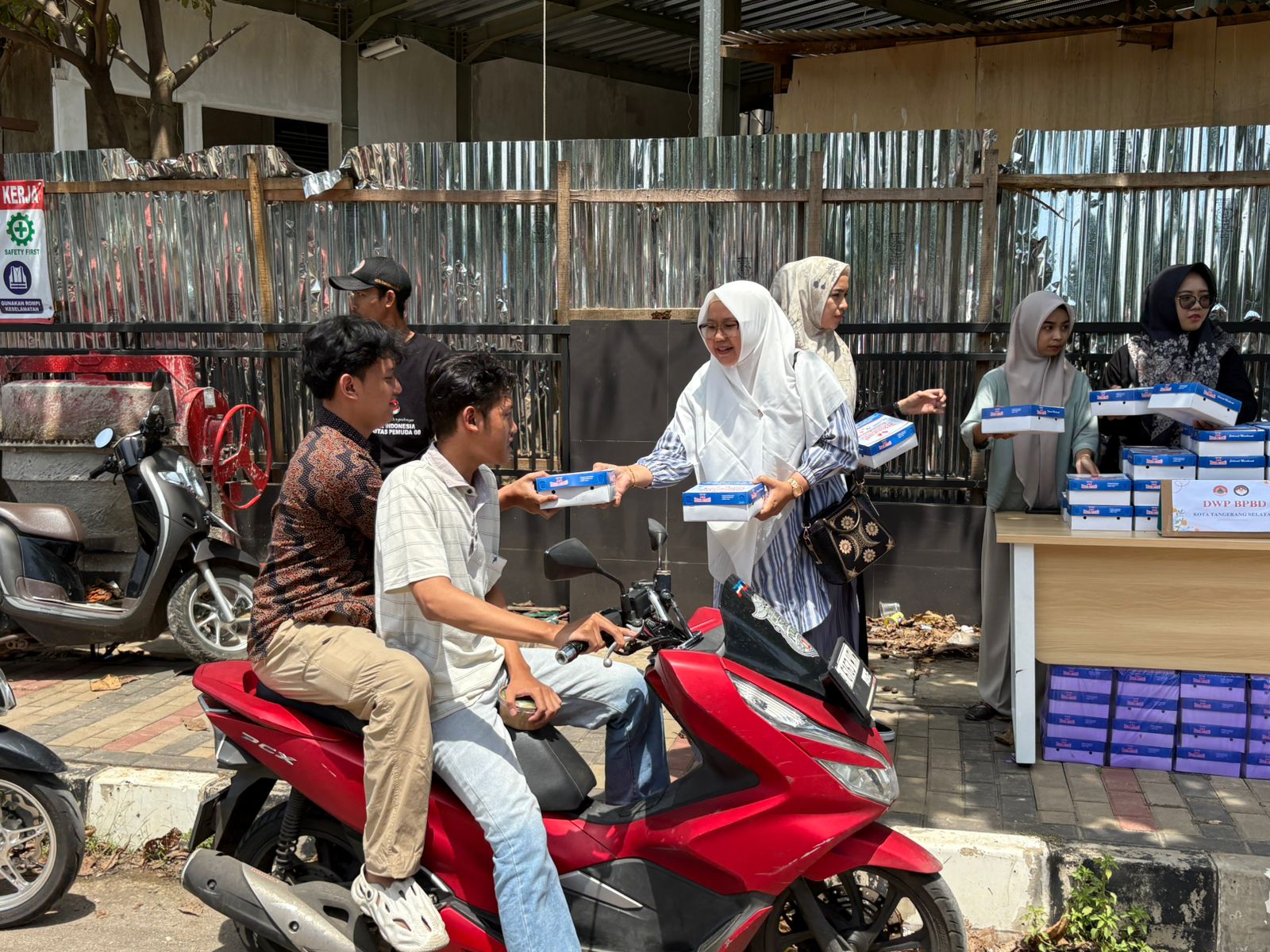 Jumat berkah Dharma Wanita Persatuan (DWP) BPBD menggelar kegiatan Jumat Berkah. Foto : Ist