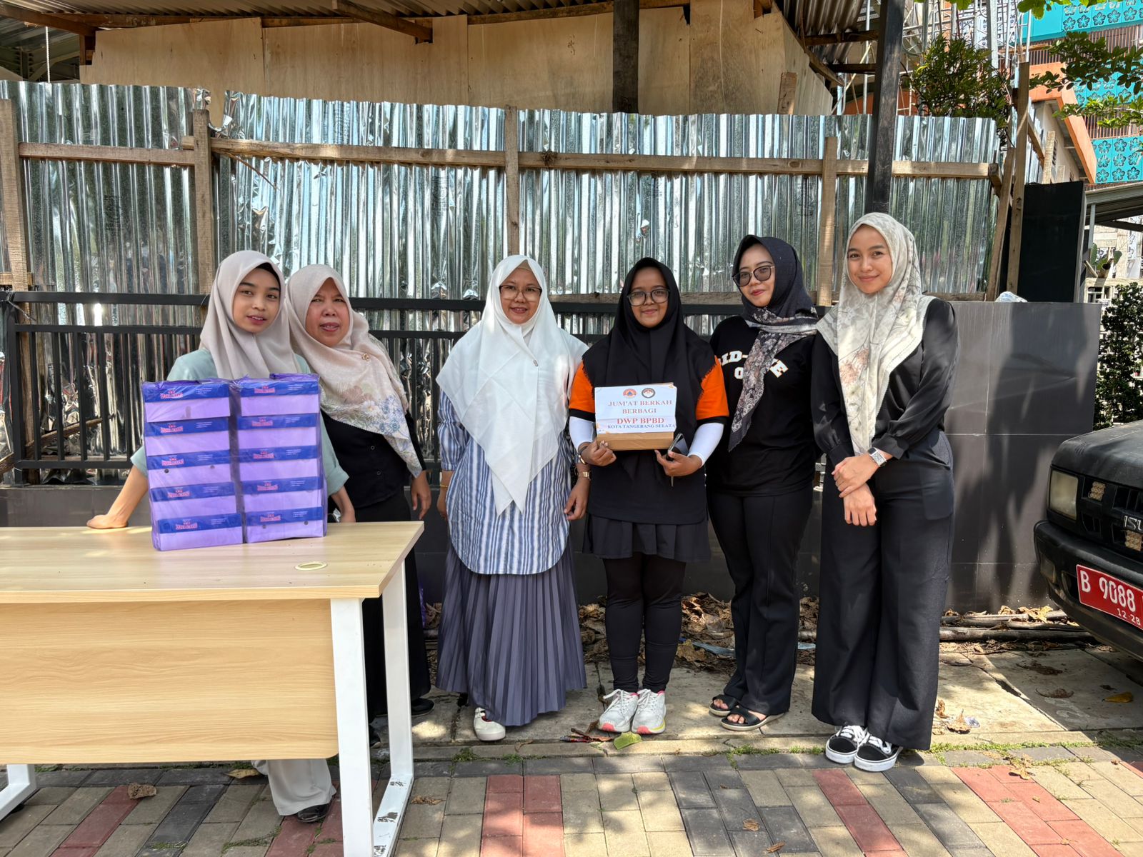 Dharma Wanita Persatuan (DWP) BPBD menggelar kegiatan Jumat Berkah, Jumat (12/12). (tangselpos.id/rmn)