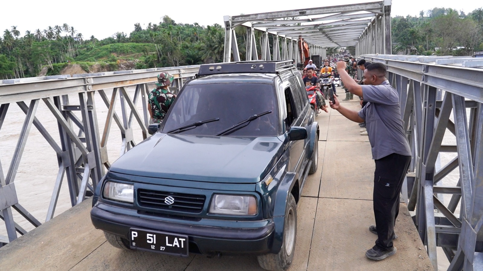 Salah satu jembatan yang sudah tersambung akibat banjir bandang. Foto : Ost