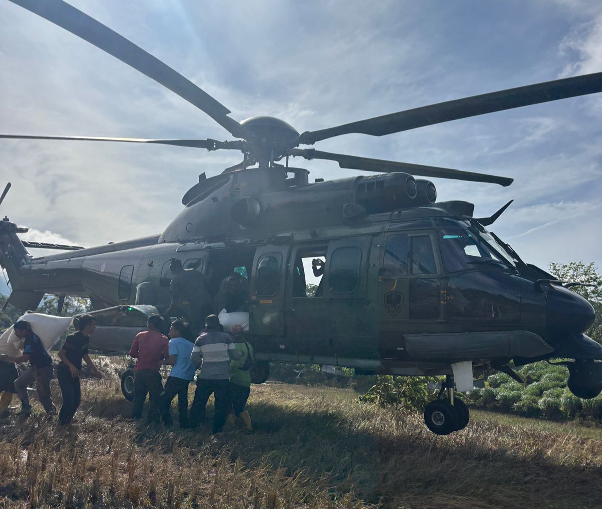 Helikopter TNI AU saat membawa bantuan ke daerah terisolasi di Aceh. Foto : Tim Media Presiden