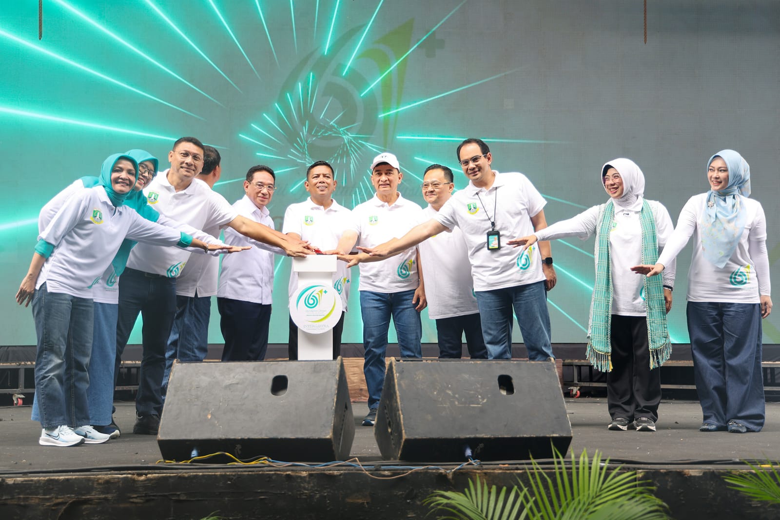 Gubernur Banten Andra Soni (no 6 dari kiri) dan Wagub Banten Dimyati Natakusumah (no 7 dari kiri) pada acara peringatan Hari Kesehatan Nasional (HKN) ke-61 tingkat Provinsi Banten. Foto : Humas Pemprov