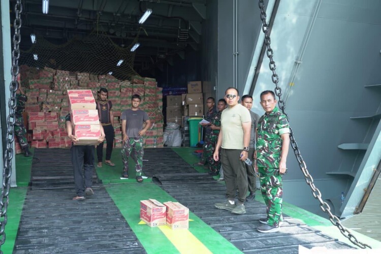 Kapal ADRI XCII-B mengangkut bantuan yang akan disalurkan le korban di Aceh-Sumbar dan Sumut. Foto : Ist