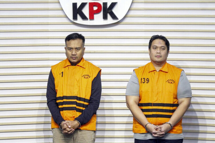 Kejaksaan Negeri (Kajari) Hulu Sungai Utara (HSU), Kalimantan Selatan, Albertinus P. Napitupulu (kanan) dikantor KPK. Foto : Ist