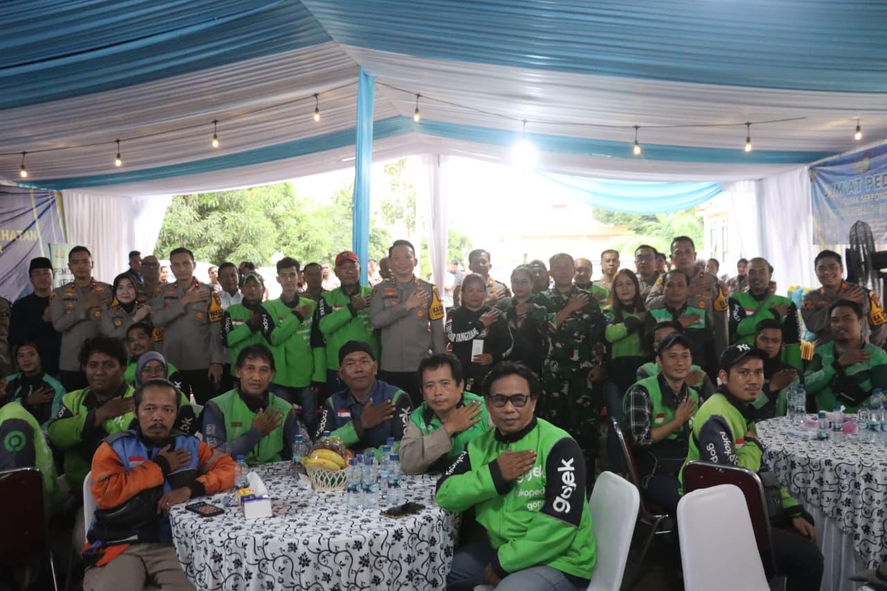 JUMAT CURHAT. Warga Pakujaya dan komunitas ojol menyampaikan keluhannya terkait kamtibmas dalam program Jumat Curhat Polres Tangsel.