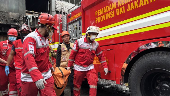 Petugas sedang mengevakuasi korban kebakaran di Gedung  Terra Drone di Jalan Letjen Suprapto No. 17, Cempaka Baru, Kemayoran, Jakarta Pusat. Foto : Ist