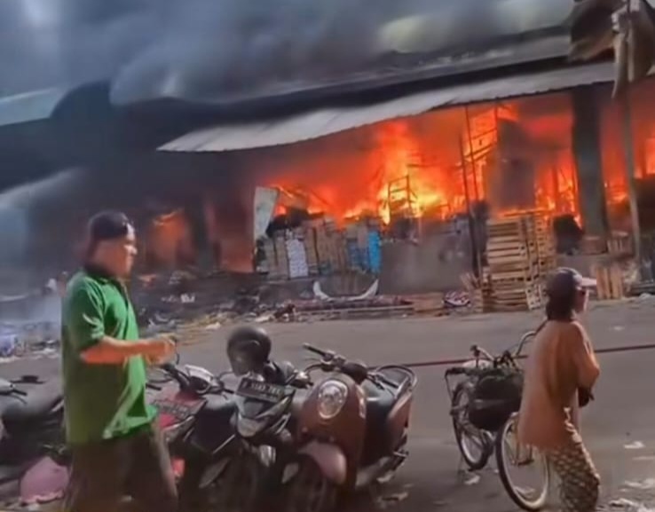 Kebakaran di Pasar Induk Kramat Jati. Foto : Ist