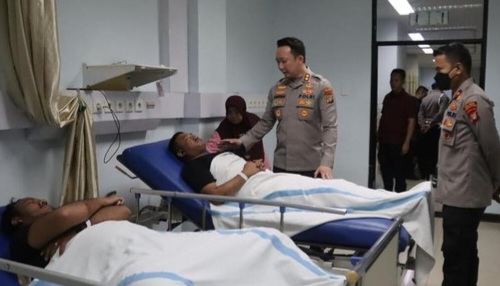 Kapolres Tangsel AKBP Victor Inkiriwang saat menjenguk korban penyiraman air keras di rumah sakit. Foto : Ist