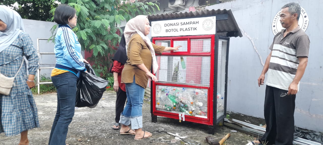 Ciater Maju Bersama (CMB), paguyuban warga di Kecamatan Serpong, menggagas pembuatan keranjang khusus penampung botol plastik.
