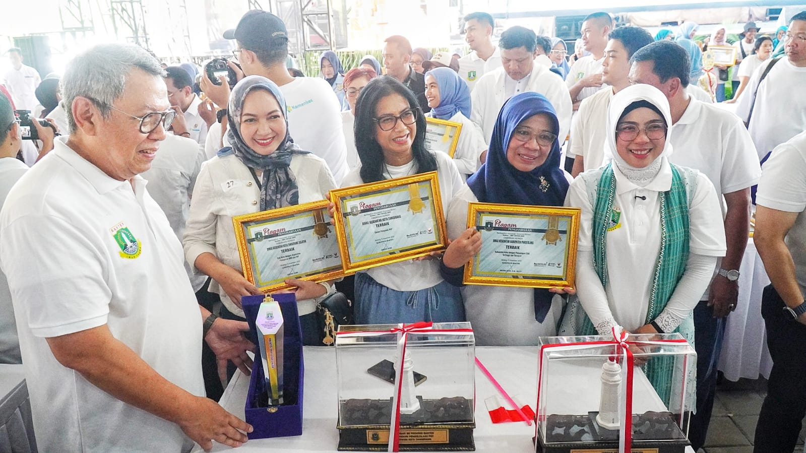 Bupati Pandeglang, Raden Dewi Setiani didampingi jajaran saat menerima penghargaan dalam acara puncak peringatan HUT ke-61 HKN, di Summarecon Mall Serpong, Rabu (17/12/2025).(Istimewa)