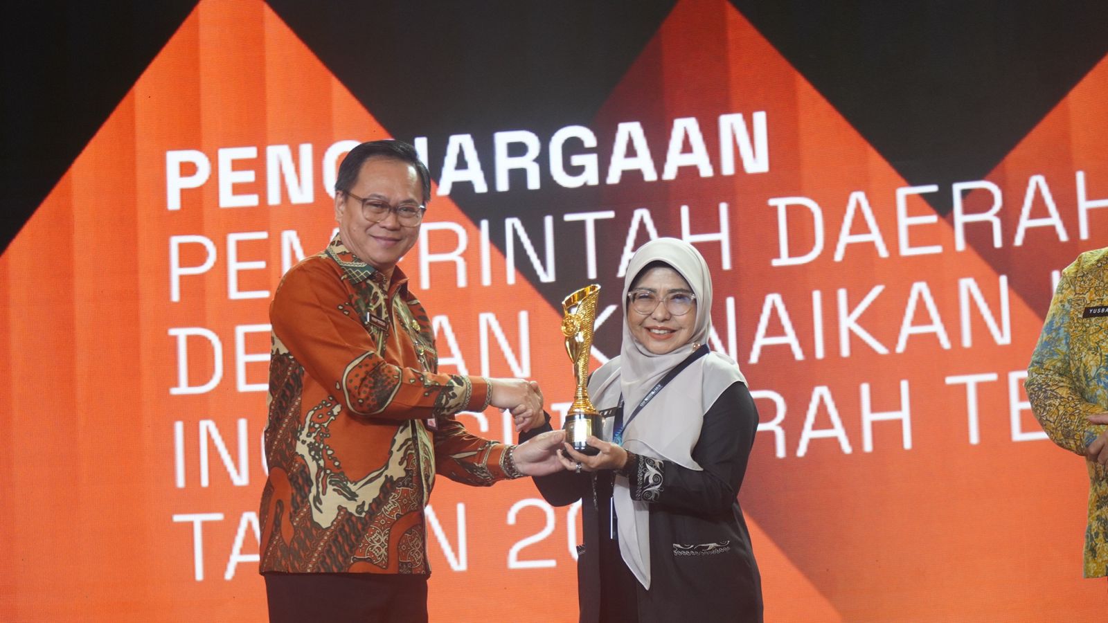 Bupati Pandeglang, Raden Dewi Setiani menerima penghargaan dari Wakil Menteri Dalam Negeri, Akhmad Wiyagus, di Kempinski Grand Ballroom, Lantai 11, Kebon Kacang Raya, Jakarta Pusat, Rabu (10/12/2025).(Istimewa)