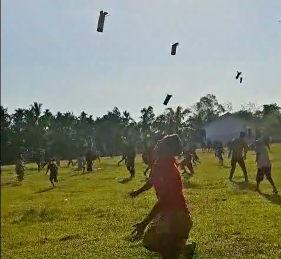 Warga di Kecamatan Simpang Jernih, Kabupaten Aceh Timur berebut menerima bantuan yang dikirim melalui helibox. Foto : Ist