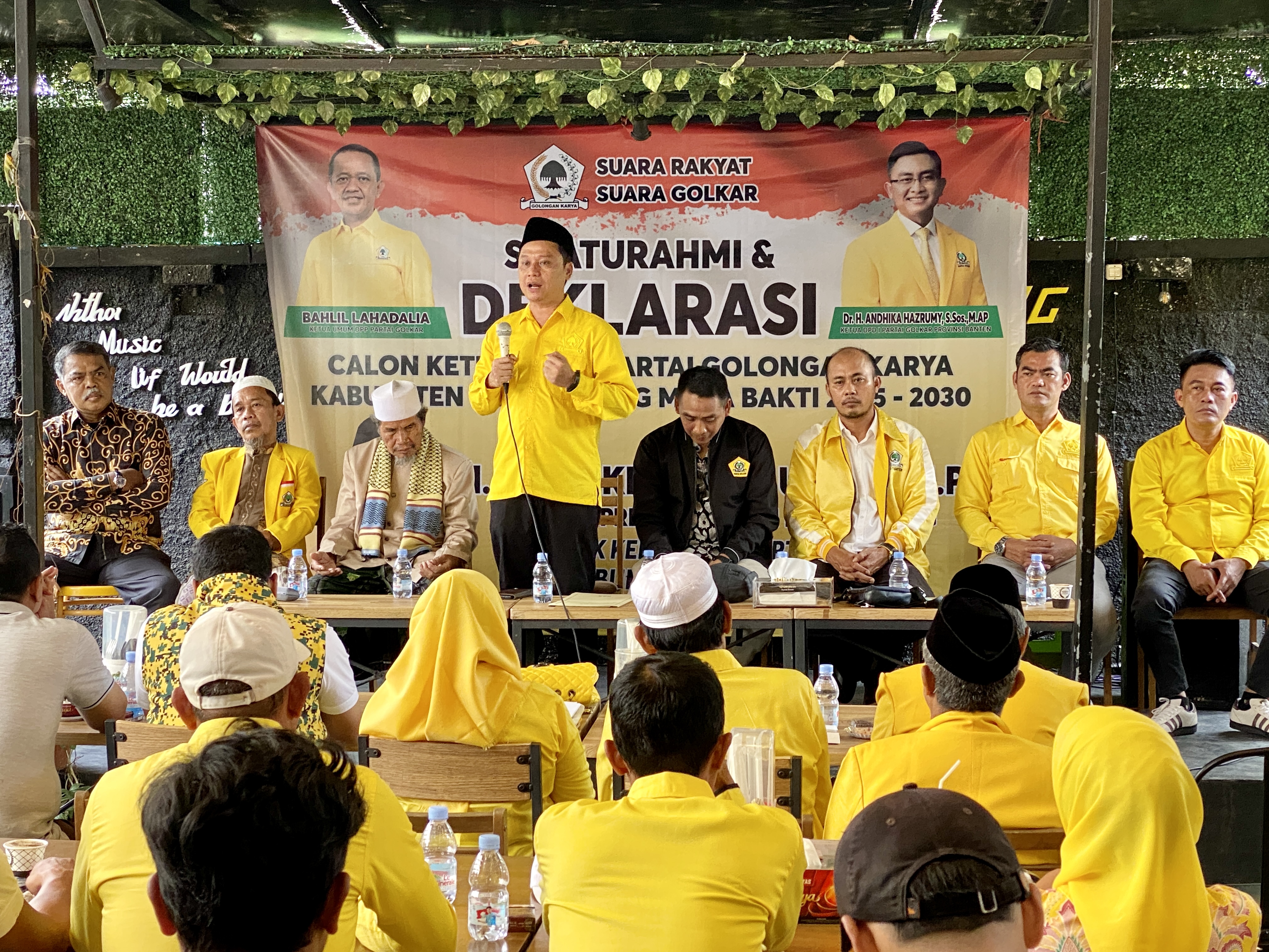 Balon Ketua DPD II Partai Golkar Pandeglang, Tb Agus Khatibul Umam sedang menyatakan sikap di hadapan para pendukungnya, saat acara silaturahmi dan deklarasi di salah satu resto di Kabupaten Pandeglang, Senin (8/12).