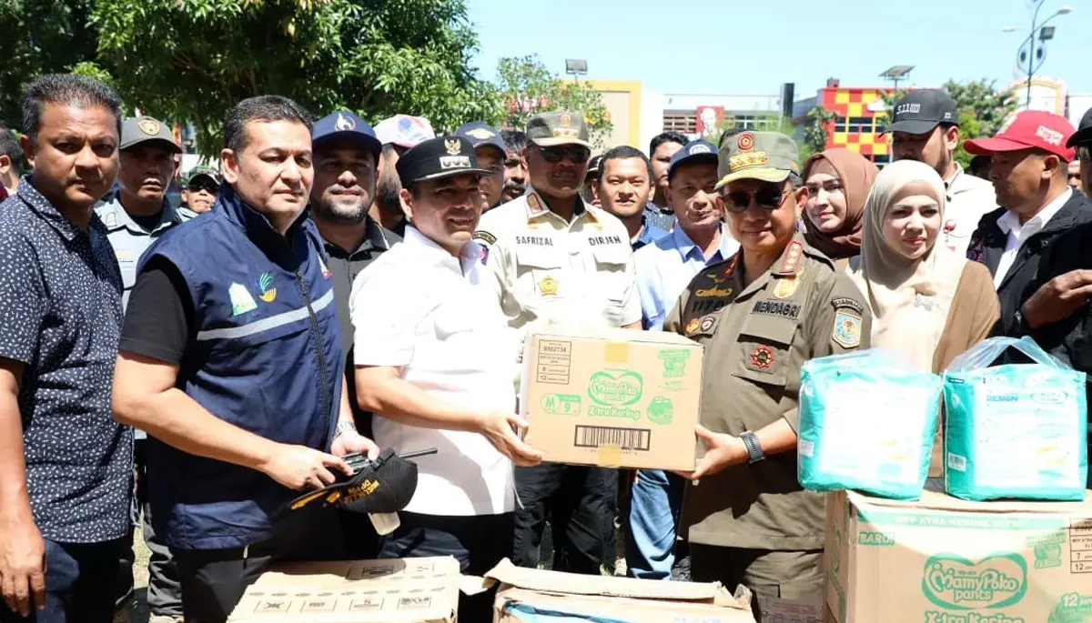 Mendagri Tito Karnavian saat menyerahkan bantuan di Aceh. Foto : Ist