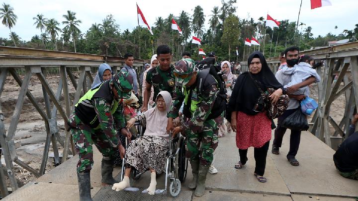 1 dari 18 Jembatan darurat Bailey telah tersambung. Foto : Ist