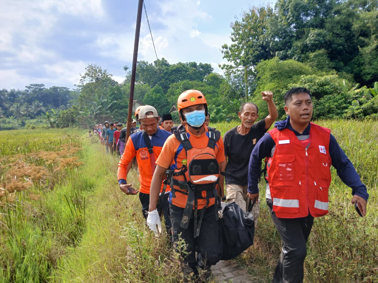 Tim SAR sedang mengevakuasi jasad bocah yang hanyut di wilayah sungai Ciujung, Selasa (9/12), dan ditemukan meninggal dunia, Rabu (10/12).