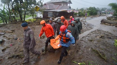 Korban banjir bandang di Agam. Foto : Ist