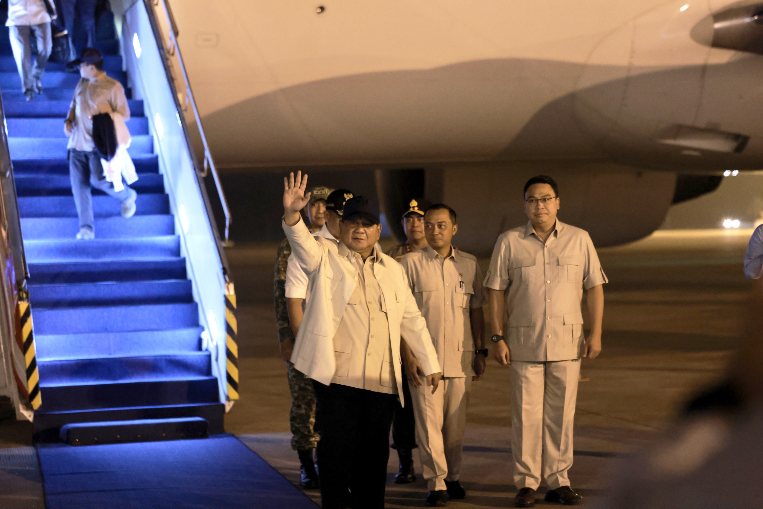 Presiden Prabowo saat mendarat di Bandara Kualanamu, Medan. Foto : Ist