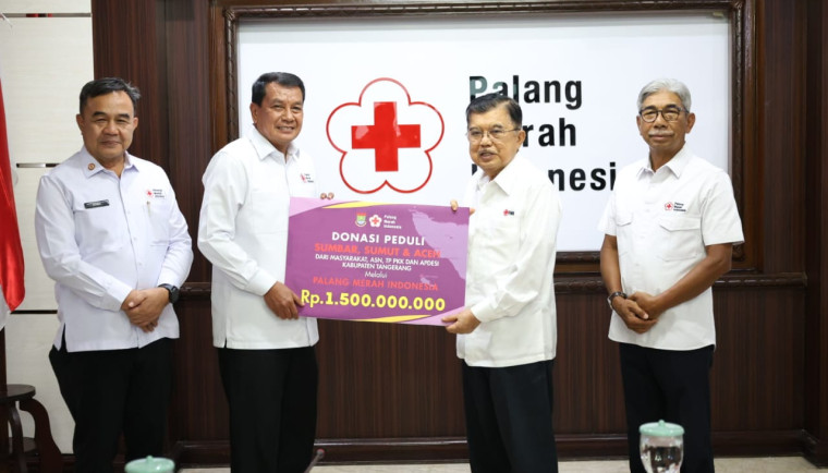 Bupati Tangerang Moch. Maesyal Rasyid (kedua dari kiri), bersama jajaran PMI Kabupaten Tangerang menyerahkan donasi kemanusiaan sebesar Rp 1,5 miliar untuk membantu korban banjir bandang dan longsor di wilayah Sumatera di kantor PMI Pusat, di Jakarta pada Rabu (10/12).