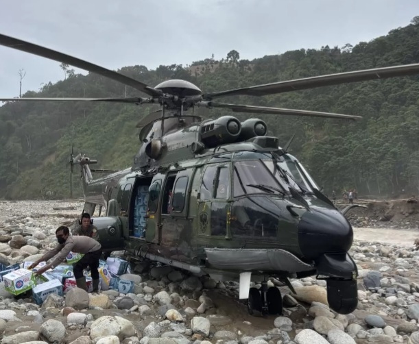 Helikopter Caracal milik TNI Angkatan Udara mendarat terbatas dialiran sungat di daerah Gayo, Aceh. Foto : Ist