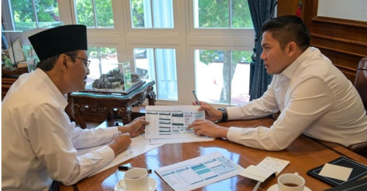 Mensos Saifullah Yusuf bertemu Seskab Letkol Teddy Indra Wijaya koordinasi bansos untuk korban banjir Sumatera. Foto : Ist