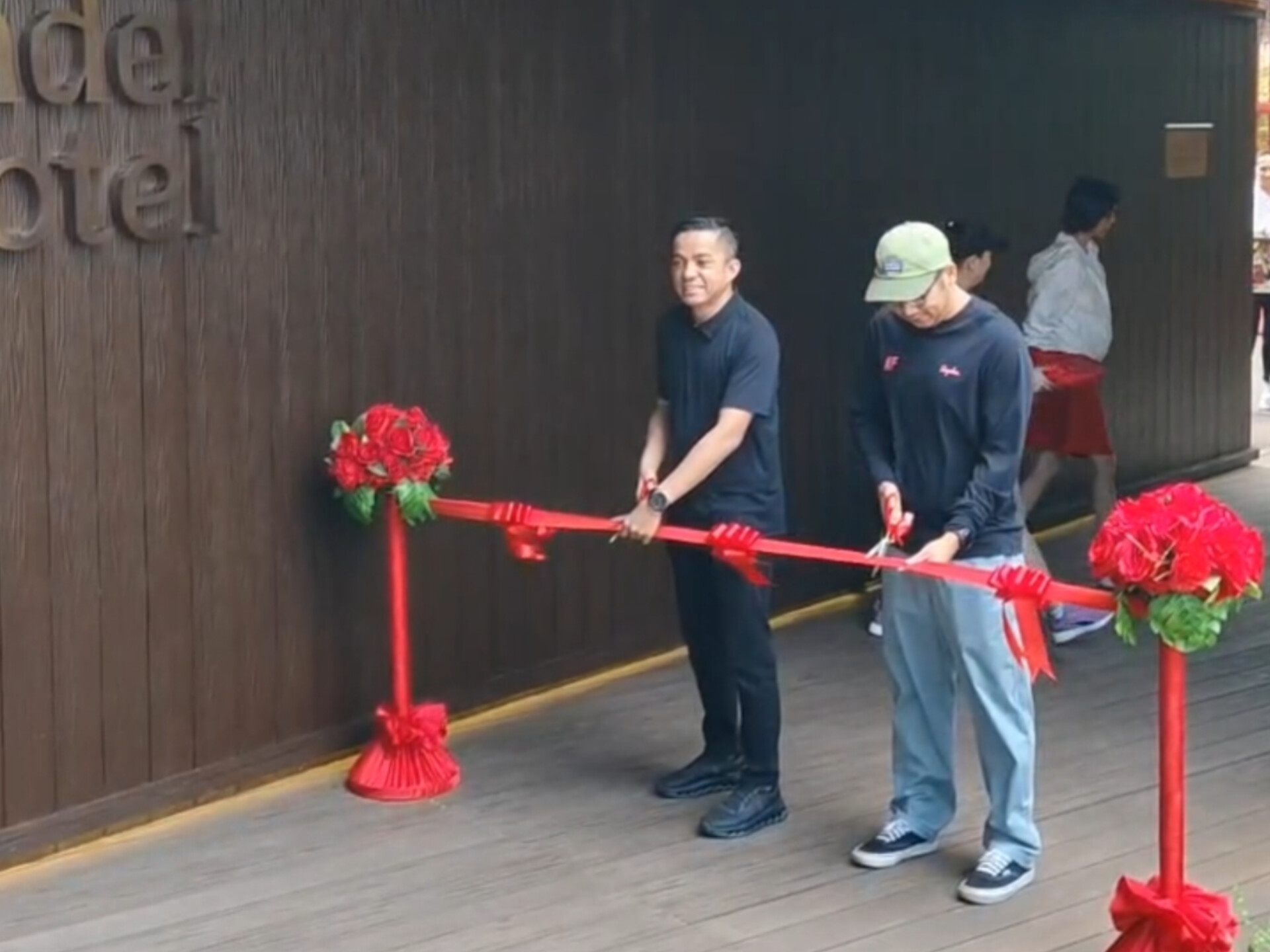 Peresmian fasilitas Padel Hotel di Mercure Tangerang BSD City ditandai dengan prosesi pemotongan pita, Rabu (17/12/2025). (tangselpos.id/lim)