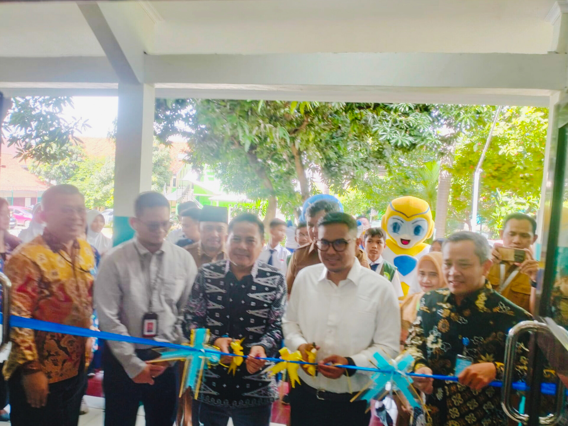 Suasana peresmian ditandai dengan prosesi pengguntingan pita pada Senin (08/12/2025). (angselpos.id/irm)