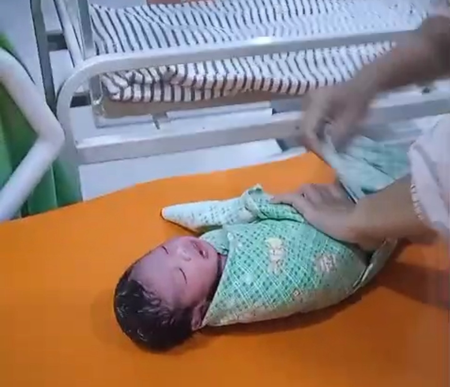 Bayi yang lahir ditengah banjir bandang di Langkat, Aceh. Foto : Tim Media Presiden