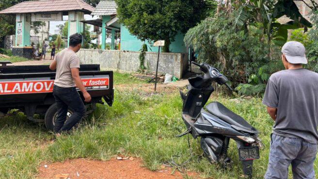 Warga Kampung Rawa Lele, Kecamatan Ciputat, dikejutkan dengan temuan sebuah sepeda motor yang sudah dipreteli di area Tempat Pemakaman Umum (TPU) Jombang.