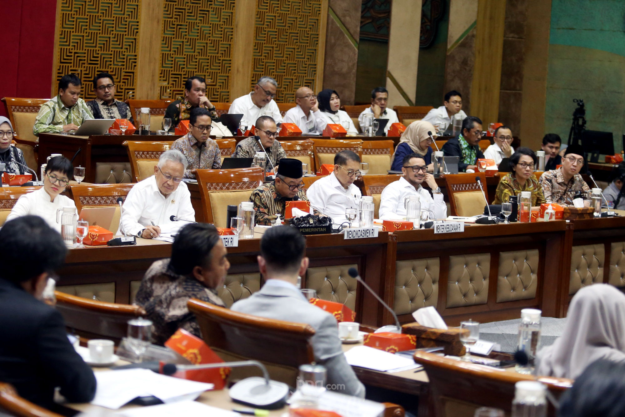 Mendiktisaintek Prof Satryo Soemantri Brodjonegoro (no 2 dari kiri) saat rapat dengan DPR Komisi X. Foto : Ist