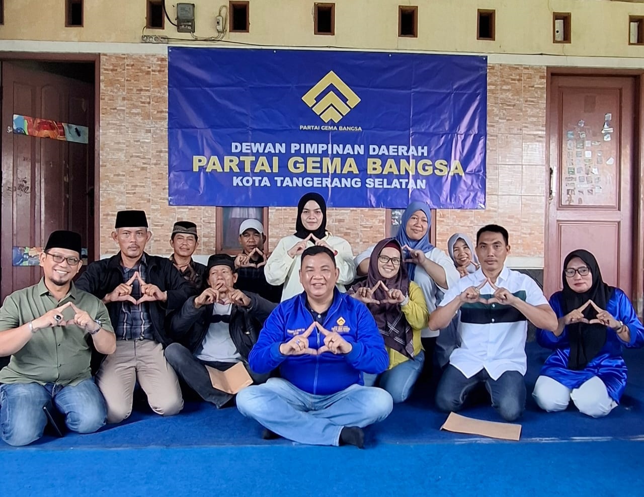 PENGUKUHAN. Dewan Pimpinan Daerah (DPD) Partai Gema Bangsa Kota Tangerang Selatan (Tangsel) resmi menyerahkan Surat Keputusan (SK) kepengurusan tingkat kecamatan (DPC) se-Kota Tangsel.