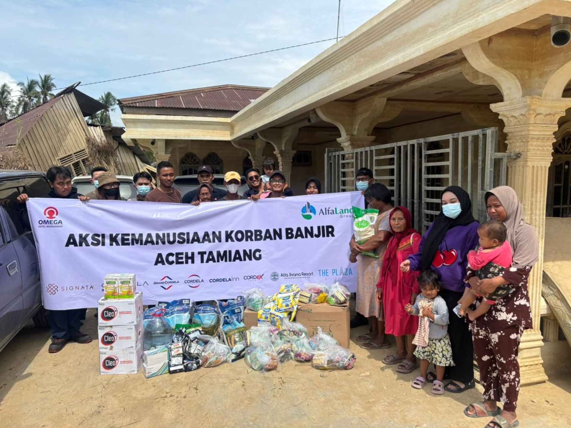 Alfaland Group bersama Omega Hotel Management menyerahkan bantuan kemanusiaan kepada warga terdampak banjir di Aceh Tamiang, Sabtu (13/12/2025). (Ist)