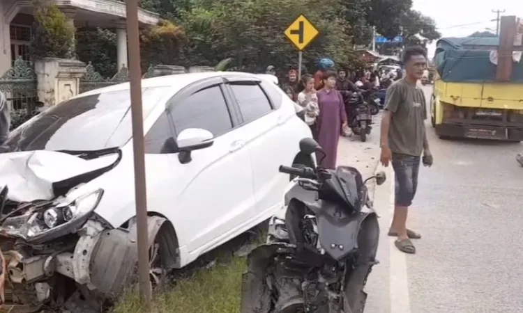 Mobil Honda Jazz B 1211 SDI yang mengalami kecelakaan mengakibatkan 5 orang terluka. Foto : Ist